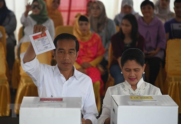 Tổng thống Indonesia Joko Widodo (trái) bỏ phiếu tại điểm bầu cử Tổng thống ở Jakarta ngày 17/4/2019. Ảnh: AFP