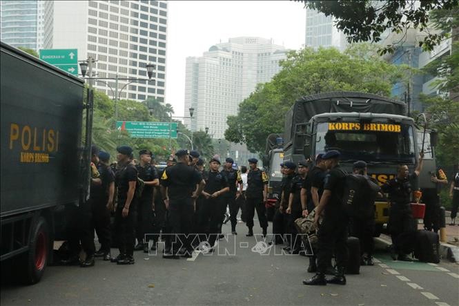 Cảnh sát có mặt trên đường phố ở Thủ đô Jakarta. Ảnh: TTXVN