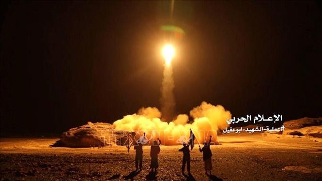 Một vụ phóng tên lửa của lực lượng phiến quân Houthi ở Yemen nhằm vào lãnh thổ Saudi Arabia. Ảnh: Reuters