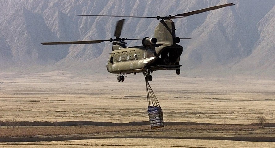 Trực thăng quân sự CH-47 Chinook chở hàng hóa Afghanistan. Ảnh: AP
