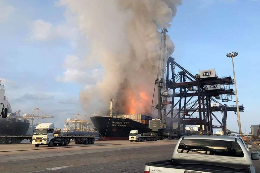 Các container trên một tàu chở hàng đang cập cảng tại Thái Lan bốc cháy dữ dội khiến cho ít nhất 50 người bị thương. Ảnh: Trinai Jansrichol