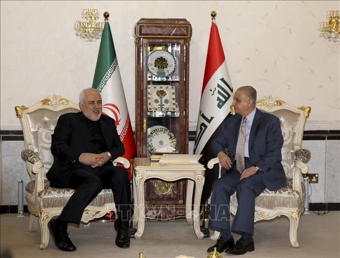 Ngoại trưởng Iraq Mohammed al-Hakim (phải) và người đồng cấp Iran Mohammad Javad Zarif tại cuộc gặp ở Baghdad ngày 26/5/2019. Ảnh: AFP/TTXVN