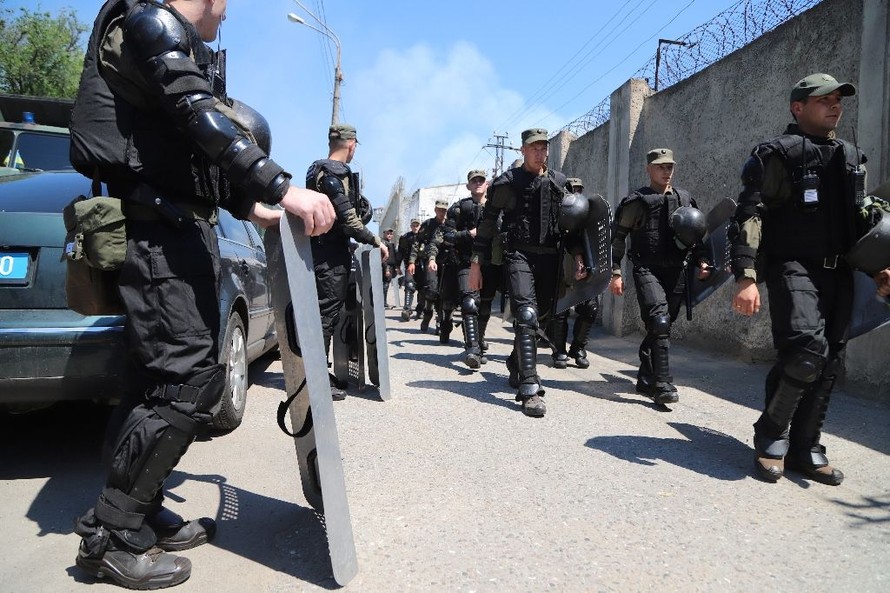 Hàng trăm lính Vệ binh quốc gia và cảnh sát được triển khai tới dập tắt bạo loạn. Ảnh: AP