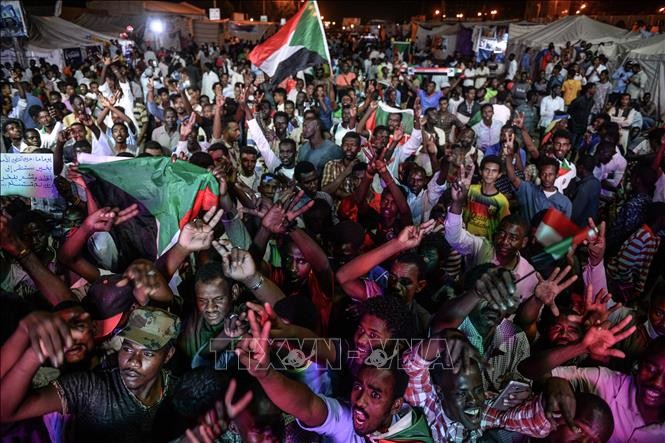 Người biểu tình tập trung tại Khartoum, Sudan, ngày 19/5/2019. Ảnh: AFP/TTXVN