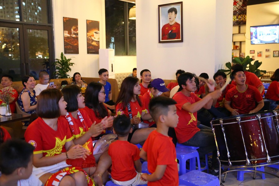 Hàng trăm cổ động viên tập trung ổ vũ cho đội tuyển Việt Nam. Ảnh: Duy Phạm