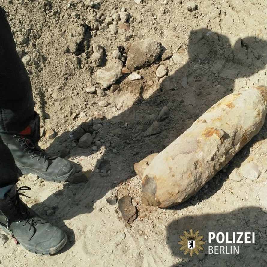 Quả bom nặng 100kg được tìm thấy tại quảng trường Alexanderplatz ở Berlin. Ảnh: Cảnh sát berlin