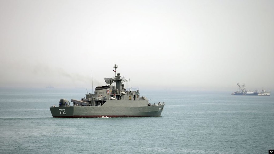 Tàu chiến Iran tại eo biển Hormuz