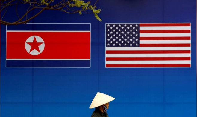 Cờ của Triều Tiên Và Mỹ được treo ở hội nghị thượng đỉnh Mỹ-Triều lần 2 tại Hà Nội. Ảnh: Reuters