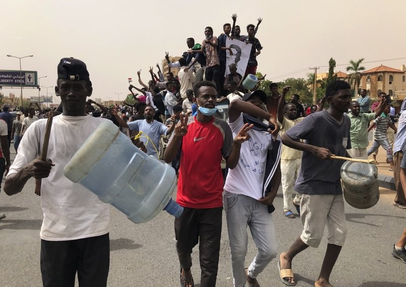 Biểu tình quá khích ở Sudan khiến gần 200 người thương vong