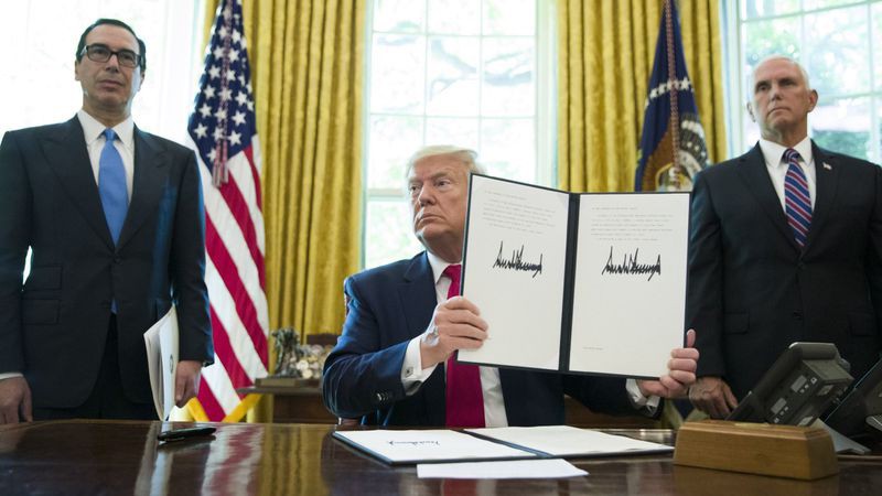 Tổng thống Donald Trump ký quyết định tăng cường các biện pháp trừng phạt Iran hôm 24/6 .Ảnh: AP