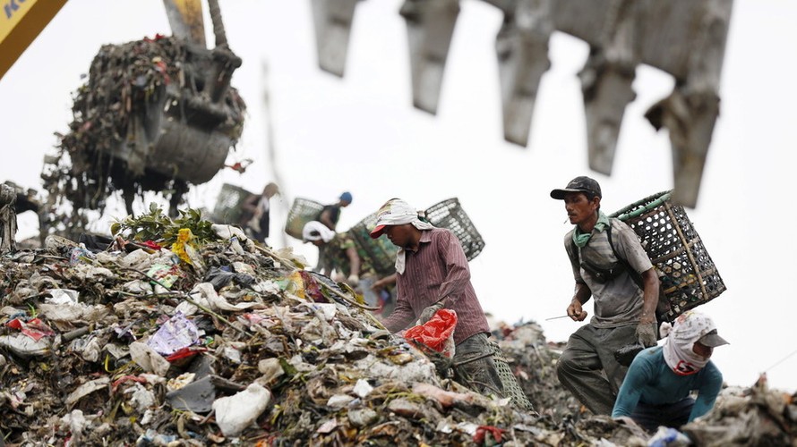 Indonesia cáo buộc một số nước phương Tây đã cố gắng gửi chất thải độc hại đến nước này. Ảnh: Reuters