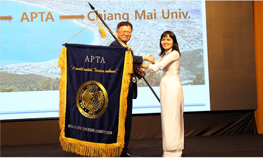 Phó Hiệu trưởng ĐH Duy Tân – Lê Nguyễn Tuệ Hằng bàn giao cờ cho Chủ tịch APTA – TS. Yeong Hyeon Hwang