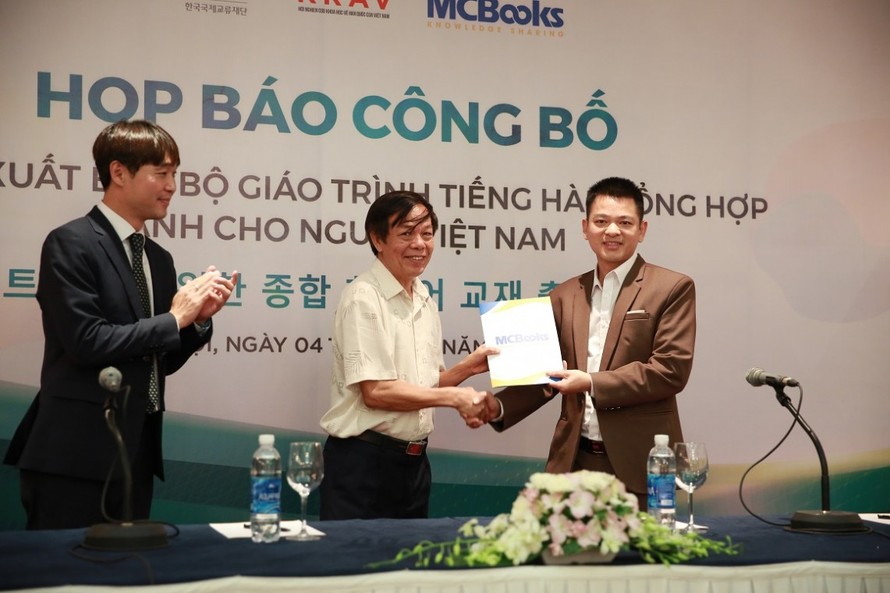Đại diện Chính phủ Hàn Quốc và Hội Nghiên cứu khoa học về Hàn Quốc của Việt Nam trao quyết định cho phép Công ty Cổ phần sách MCBooks được xuất bản cuốn Giáo trình tiếng Hàn tổng hợp cho người Việt Nam.