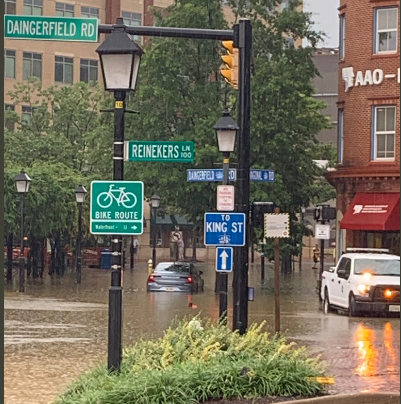 Mưa lớn, Washington DC chìm trong biển nước. Ảnh: Twitter