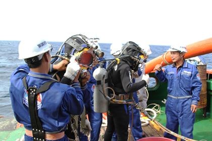Trục vớt được mỏ neo của tàu cá Nghệ An chìm gần Bạch Long Vỹ