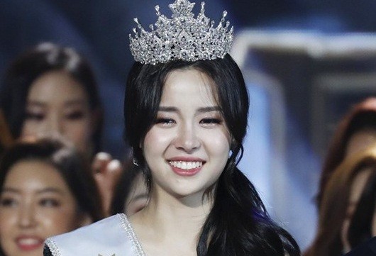 Hoa hậu Kim Se Yeon là con gái của Kim Chang Hwan - người vừa bị kết án 2 năm tù treo vì tội bạo hành trẻ em. 