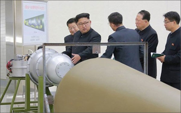 Nhà lãnh đạo Triều Tiên Kim Jong-un và đội nghiên cứu chương trình hạt nhân. Ảnh: Reuters/KCNA