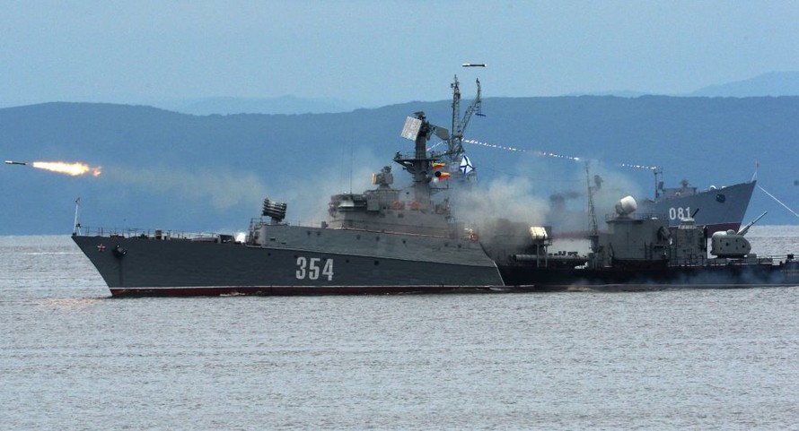 Một chiến hạm cỡ nhỏ trong lễ diễu hành Ngày Hải quân Nga. Ảnh: Sputnik