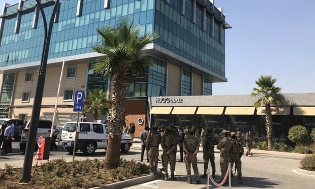 Lực lượng an ninh đứng ra bảo vệ sau khi ít nhất ba nhân viên lãnh sự quán Thổ Nhĩ Kỳ thiệt mạng trong một cuộc tấn công vũ trang vào một nhà hàng. Ảnh: Anadolu/Getty