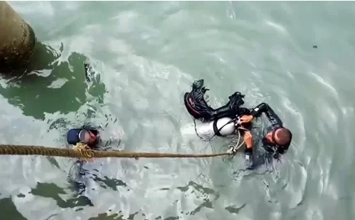 Thợ lặn trục vớt hiện vật trong tàu cổ ở vùng biển Dung Quất hồi năm 2018. Ảnh: Phạm Linh.