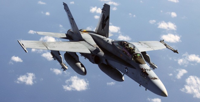  Một máy bay tiêm kích F-18 