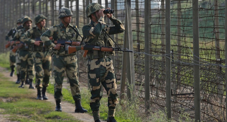 Bộ đội biên phòng Ấn Độ ở biên giới Pakistan. Ảnh: Reuters