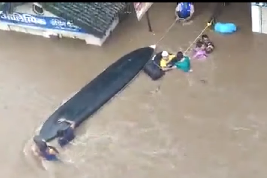 Lật thuyền cứu hộ, người dân vật lộn trong nước lũ
