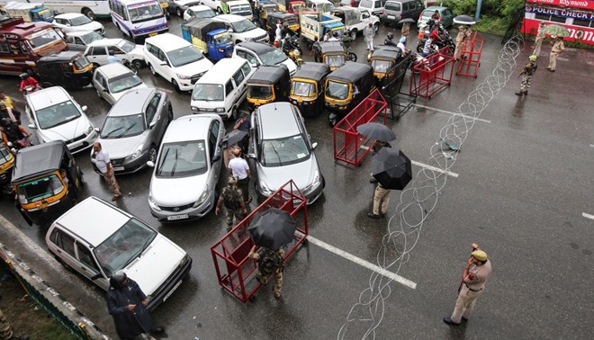  Cảnh sát Ấn Độ phong tỏa giao thông tại một con đường ở Jammu. Ảnh:Reuters