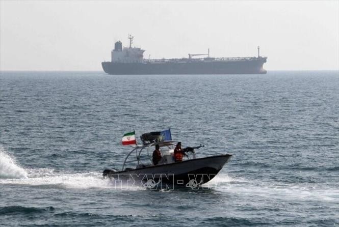 Tàu tuần tra của Iran tại eo biển Hormuz. Ảnh: IRNA/TTXVN