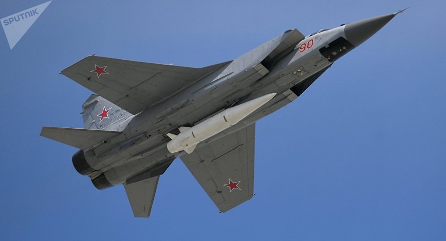  Tên lửa siêu thanh Kinzhal được trang bị trên phản lực MiG-31. Ảnh: Sputnik