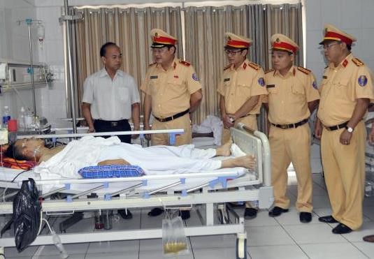 Trung úy CSGT bị đâm nằm điều trị tại Bệnh viện Việt Đức. Ảnh: Cục CSGT.