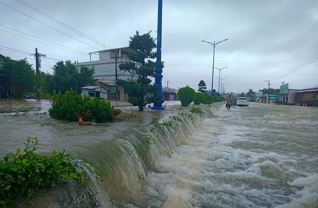 Một tuyến đường ở Phú Quốc ngập nặng và nước chảy xiết. Ảnh: E.X
