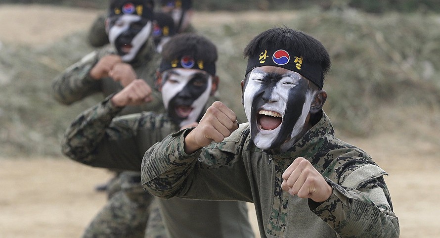 Lực lượng đặc nhiệm Hàn Quốc tập luyện võ thuật. Ảnh: AP