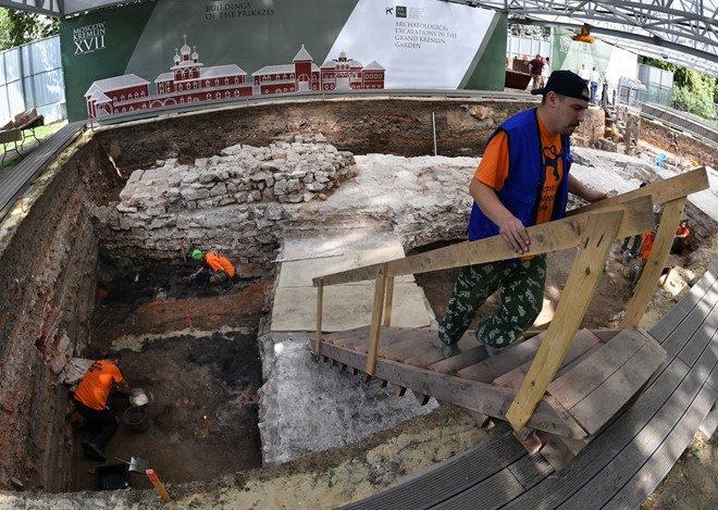 Các nhà khảo cổ học đang làm việc trong khuôn viên Điện Kremlin. Ảnh: Sputnik