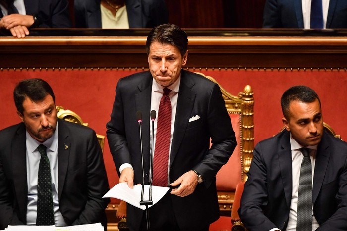 Thủ tướng Italy Giuseppe Conte (giữa) tuyên bố từ chức. Ảnh: NBC News