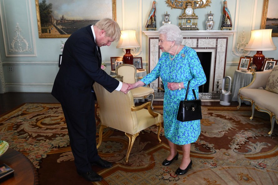 Ông Boris Johnson diện kiến Nữ hoàng trong nghi thức nhận chức Thủ tướng.