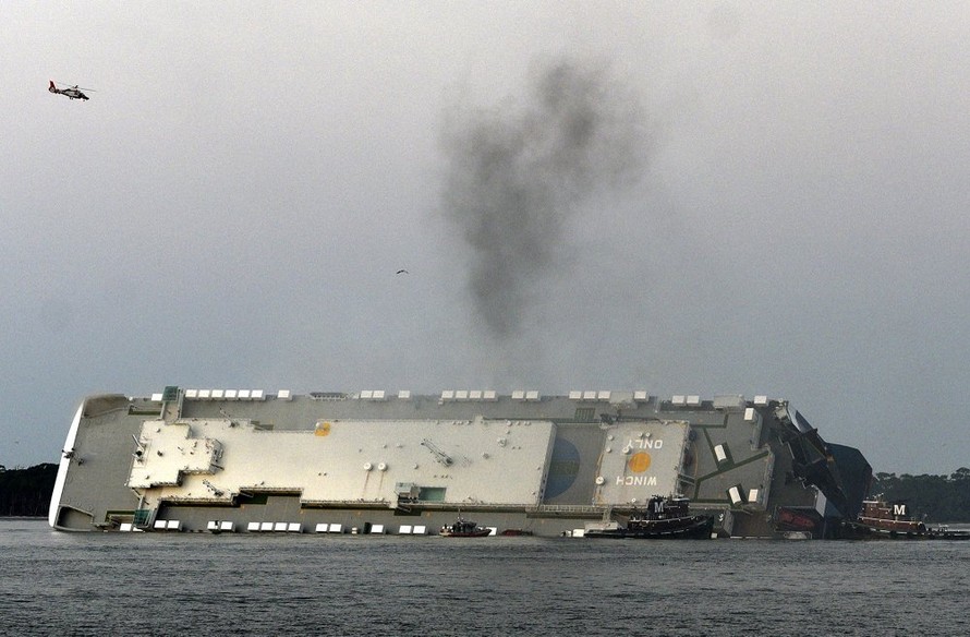 Một tàu chở hàng lớn bị lật và bốc cháy ngoài khơi bờ biển Georgia. Ảnh: AP