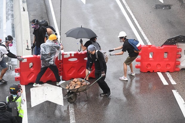 Người biểu tình bạo loạn dựng rào chắn để đối phó với cảnh sát tại Đặc khu hành chính Hong Kong (Trung Quốc) ngày 31/8/2019. Ảnh: THX