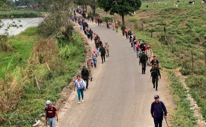 Dân quân Venezuela với 500.000 khẩu súng trường áp sát biên giới Colombia