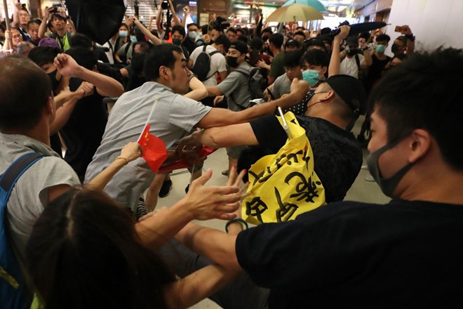 Cuộc đụng đổ nỗ ra giữa người biểu tình chống chính quyền bà Carrie Lam và nhóm ủng hộ Bắc Kinh tại trung tâm thương mại Amoy Plaza. Ảnh: Sam Tsang.