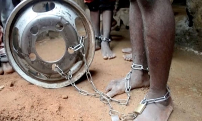 Nhiều trẻ em bị xiềng xích trong trường học ở Nigeria. Ảnh: Reuters.