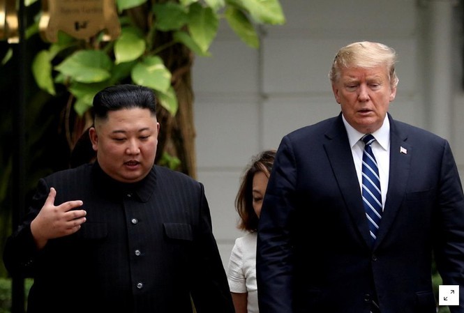 Nhà lãnh đạo Triều Tiên Kim Jong Un (bên trái) cùng trao đổi với Tổng thống Mỹ Donal Trump (bên phải). Ảnh: Tiền Phong