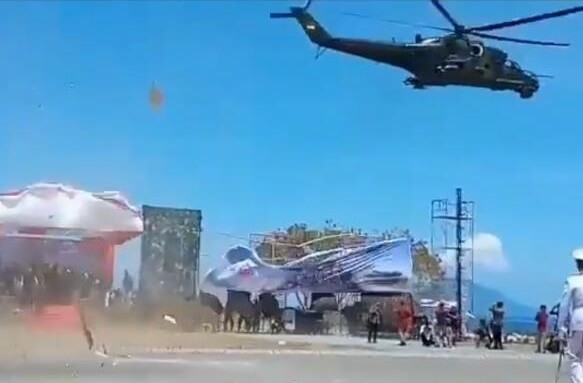 ‘Xe tăng bay; Mi-35 thổi tung sân khấu trong lễ diễu hành