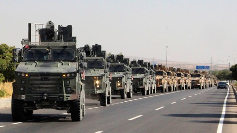 Đoàn xe quân sự Thổ Nhĩ Kỳ xuất hiện gần biên giới Syria hôm 9/10. Ảnh: Reuters