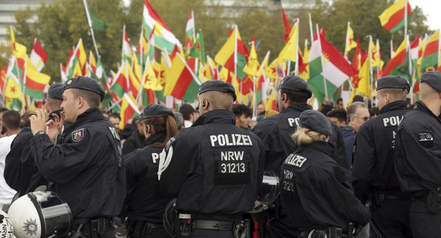 Cảnh sát Đức cố gắng duy trì an nnh trong bối cảnh hàng chục ngàng người Kurd biểu tình phản đối Thổ Nhĩ Kỳ. Ảnh: AP