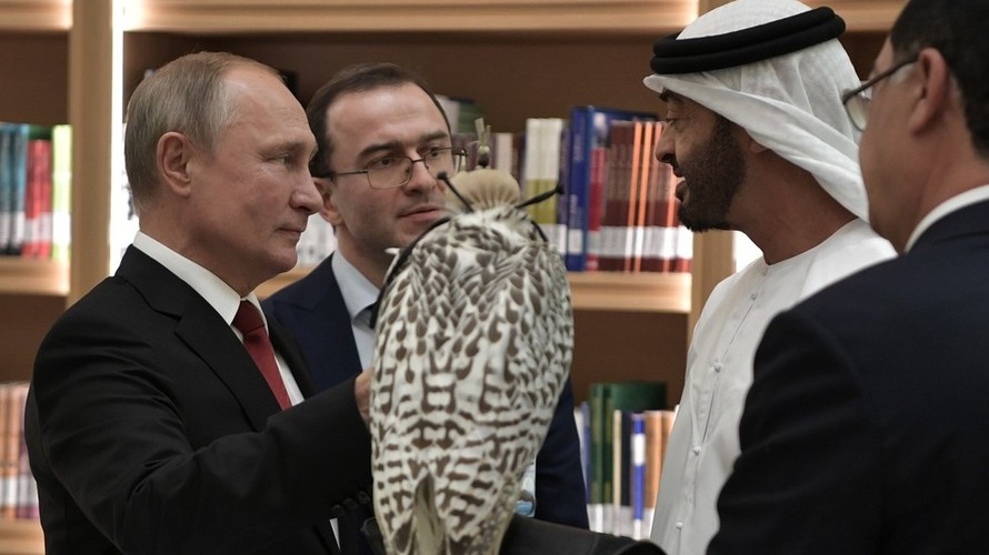 Tổng thống Nga tặng chim ưng quý hiếm cho Thái tử UAE. Ảnh: Sputnik