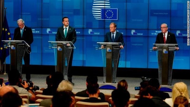 Các nhà lãnh đạo EU tham dự họp báo sau khi thông qua thỏa thuận. Ảnh: Getty