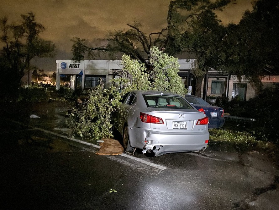 Lốc xoáy bất ngờ ập đến trong đêm, Texas tan hoang