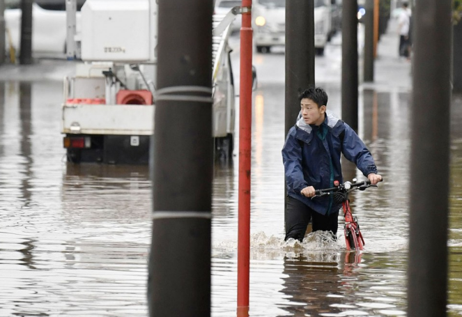 Mưa lớn làm ngập lụt tại nhiều nơi trên khắp Nhật Bản