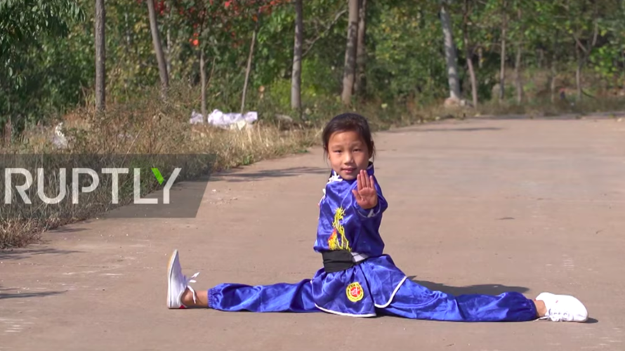 Cô bé 9 tuổi trổ tài kungfu điêu luyện như võ sư